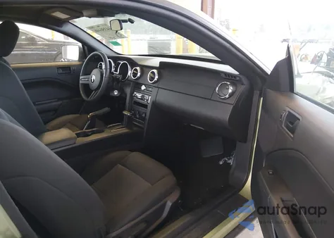 2005 Ford Mustang z USA, uszkodzony, nr VIN 1ZVFT80N555110772